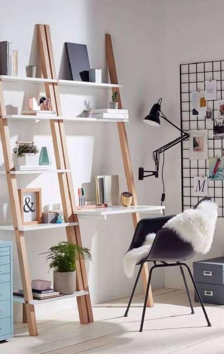 14. Home office com estante cavalete e escrivaninha – Foto Revista VD