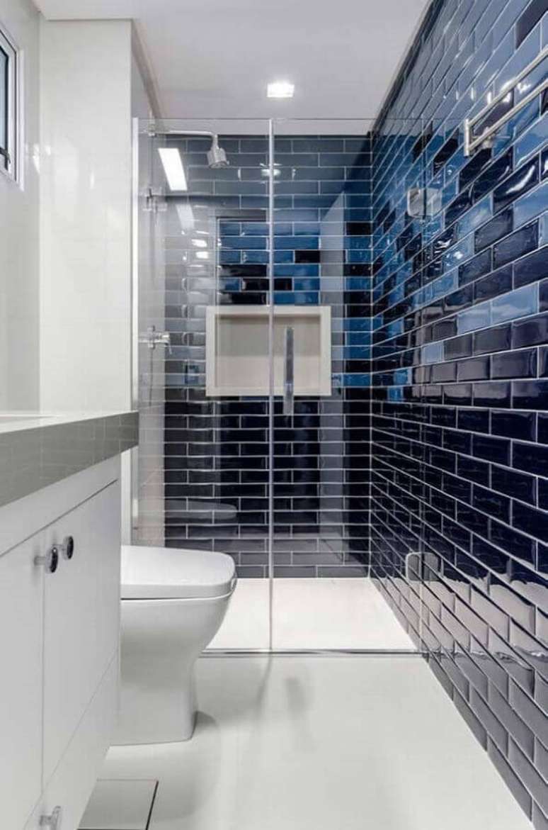 36. Ideias para banheiro pequeno decorado com revestimento azul escuro – Foto: Pinterest