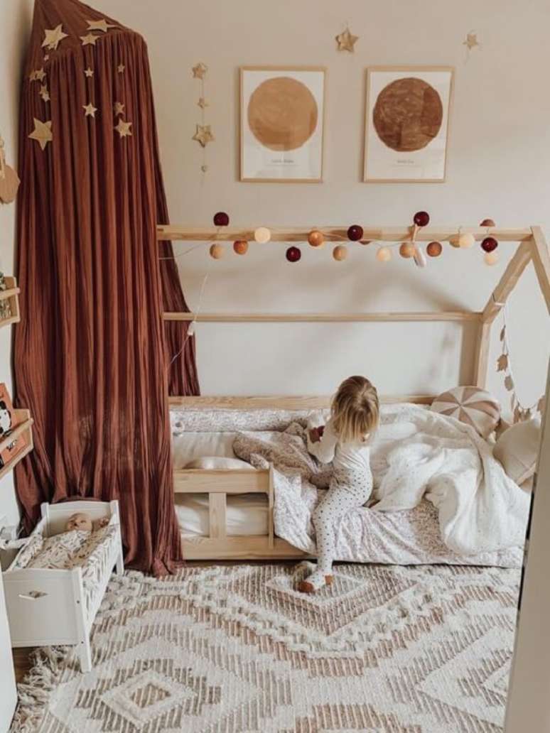 9. A cortina marrom para quarto tem um caimento sobre a cama deixando a decoração ainda mais especial. Fonte: Pinterest