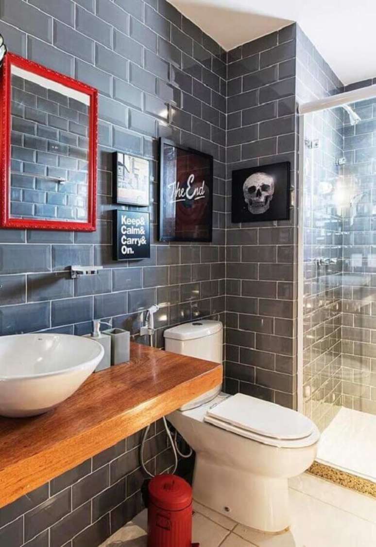 13. Ideias para banheiro simples decorado com revestimento cinza e espelho com moldura vermelha – Foto: Pinterest