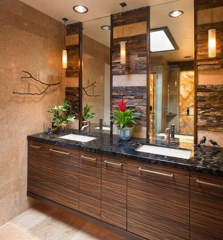6. Ideias para decorar banheiro rústico com gabinete e parede de madeira – Foto: Houzz