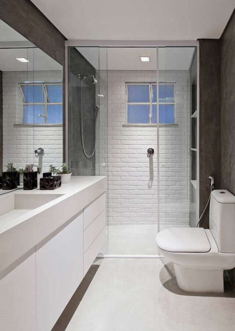 35. Ideias para banheiro pequeno decorado com parede de tijolinho branco – Foto: Casa de Valentina