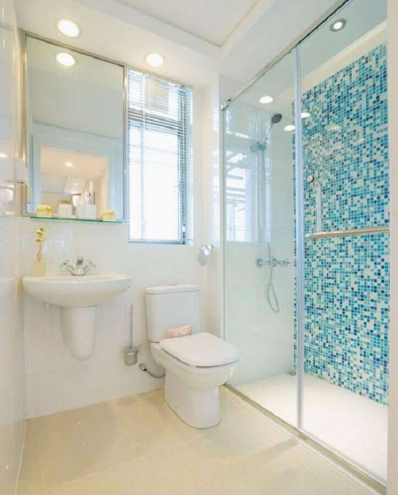 46. Ideias para banheiro simples decorado com pastilha azul – Foto: Pinterest
