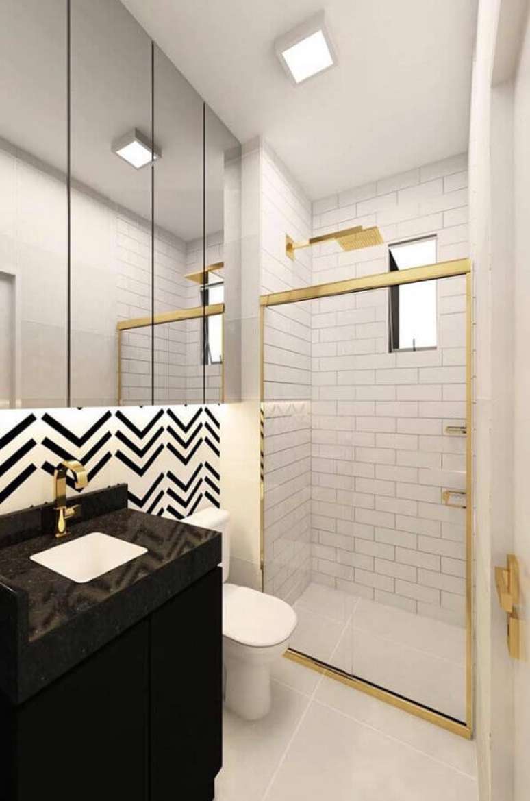 63. Ideias para decorar banheiro pequeno preto e branco com detalhes em metais dourados – Foto: Pinterest