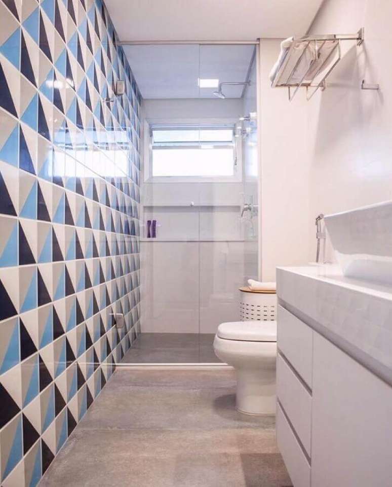 25. Ideias de revestimento para banheiro pequeno decorado com piso de cimento queimado – Foto: Pinterest