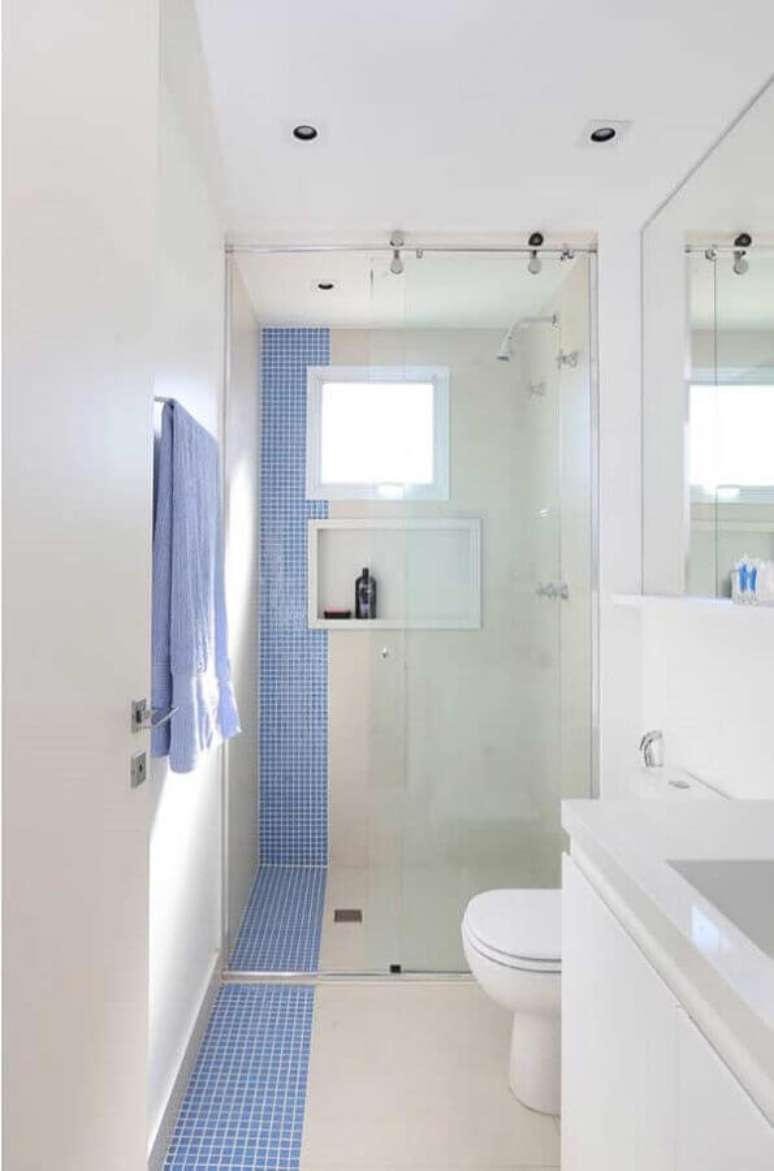 59. Ideias para banheiro pequeno todo branco decorado com faixa de pastilha azul – Foto: Archdaily