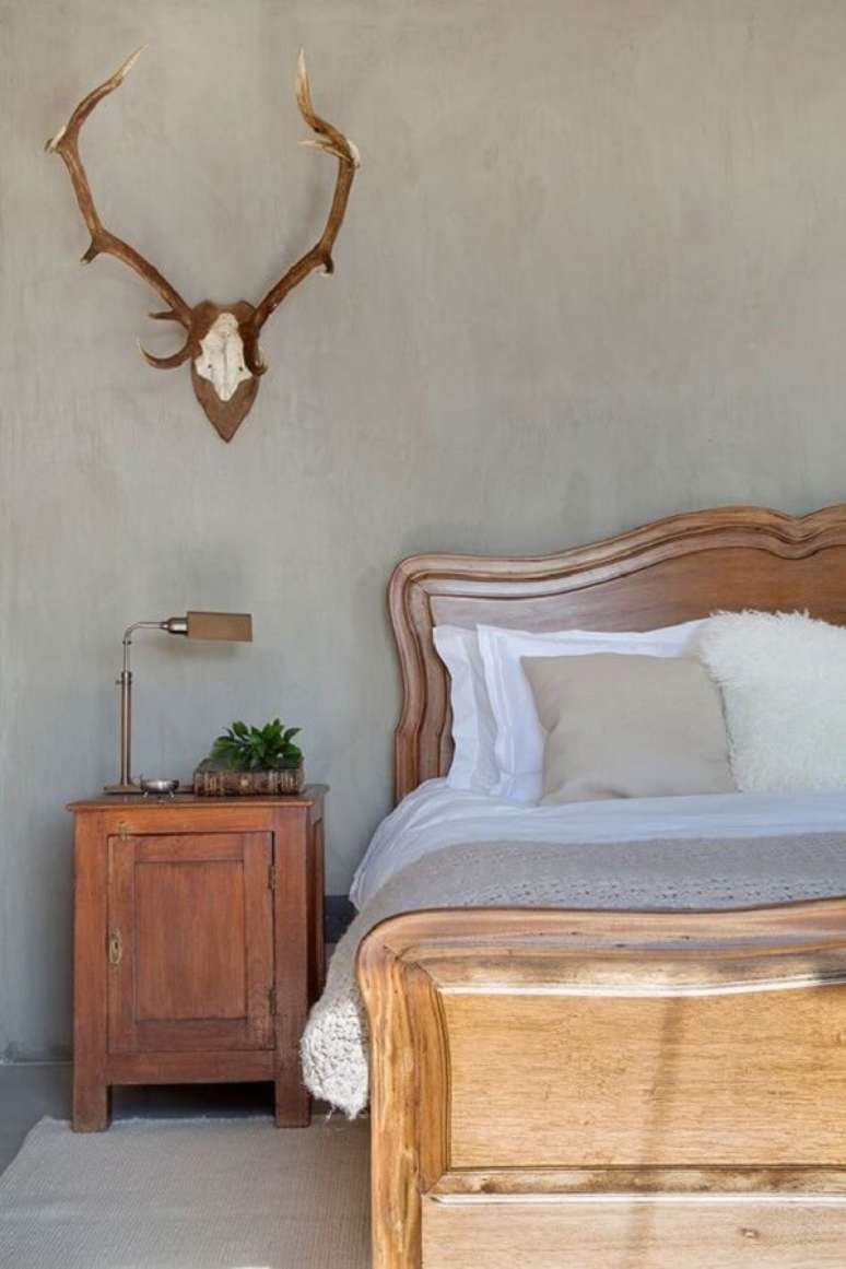 32. Quarto de casal marrom com cama de madeira clássica e criado mudo vintage. Fonte: Casa de Valentina