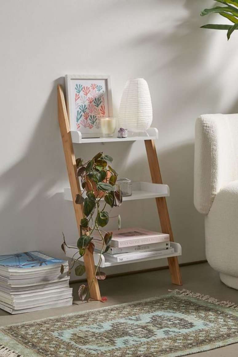 21. Sala com estante cavalete pequena ao lado do sofa &ndash; Foto Urban Outfitters