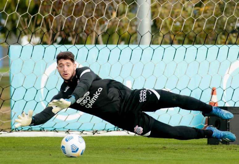 Caíque França, goleiro do Corinthians, passa por cirurgia