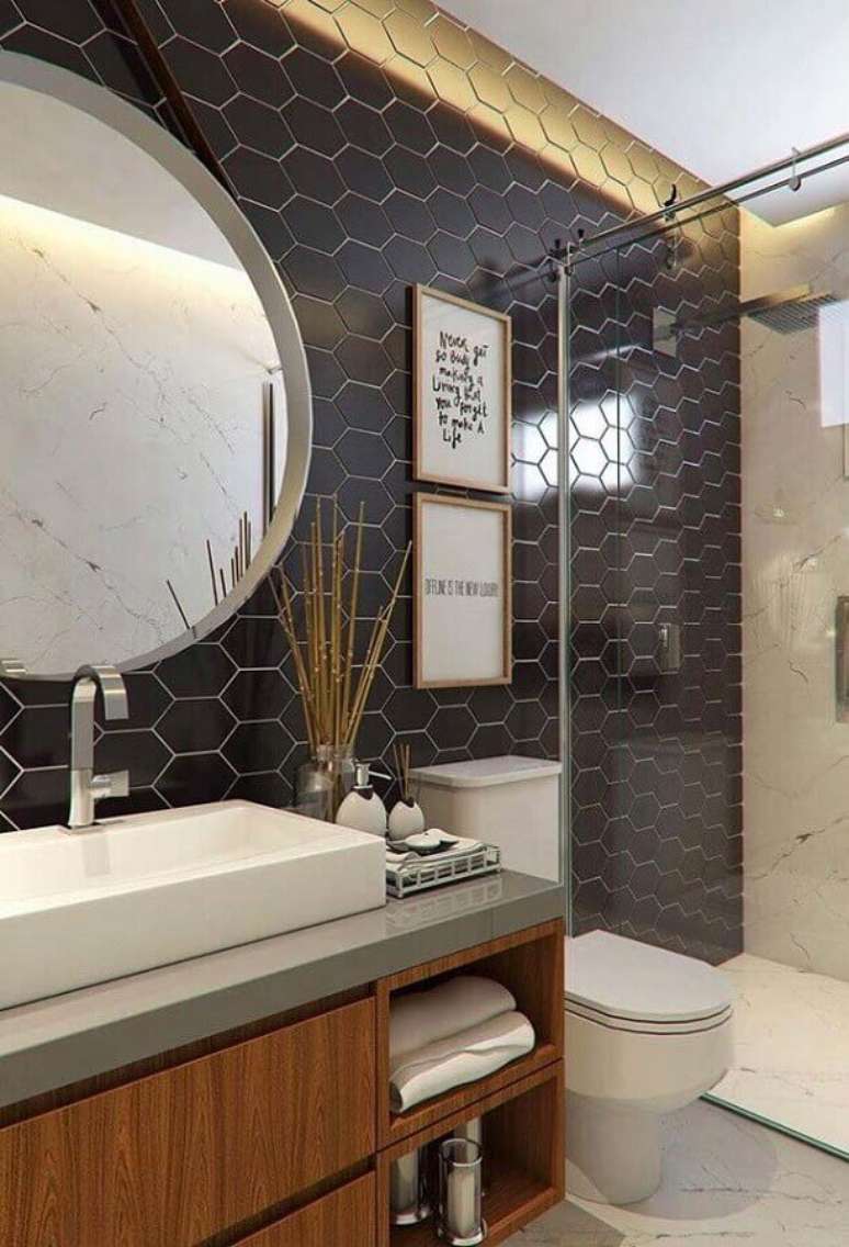 33. Ideias para banheiro moderno decorado com revestimento preto hexagonal – Foto: Casa de Valentina