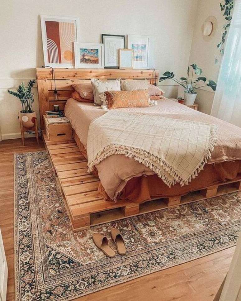 7. Quarto marrom de casal feito com pallet e caixotes de madeira. Fonte: Revista Viva Decora 2