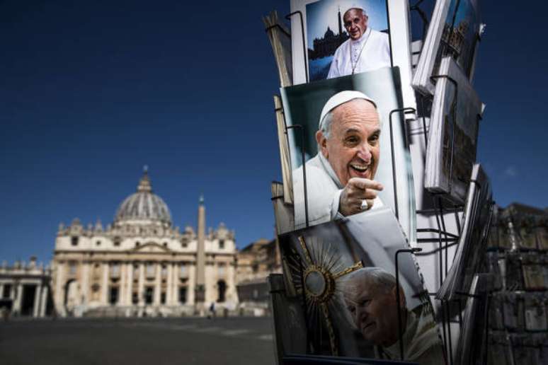 Cartão-postal do papa Francisco na Praça São Pedro, Vaticano, um dia após cirurgia do pontífice