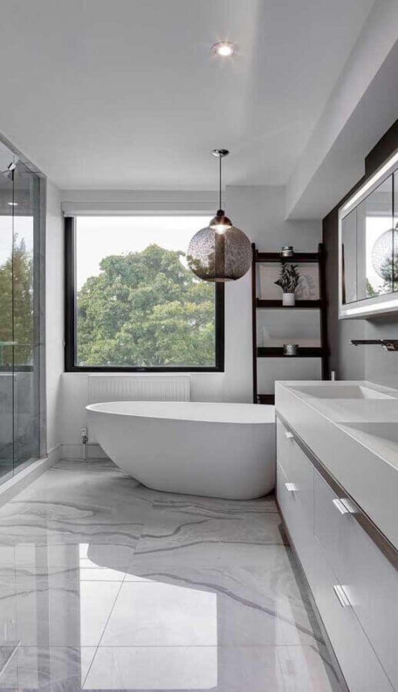 52. Ideias para decorar banheiro branco de luxo com banheira de imersão e luminária moderna – Foto: Apartment Therapy