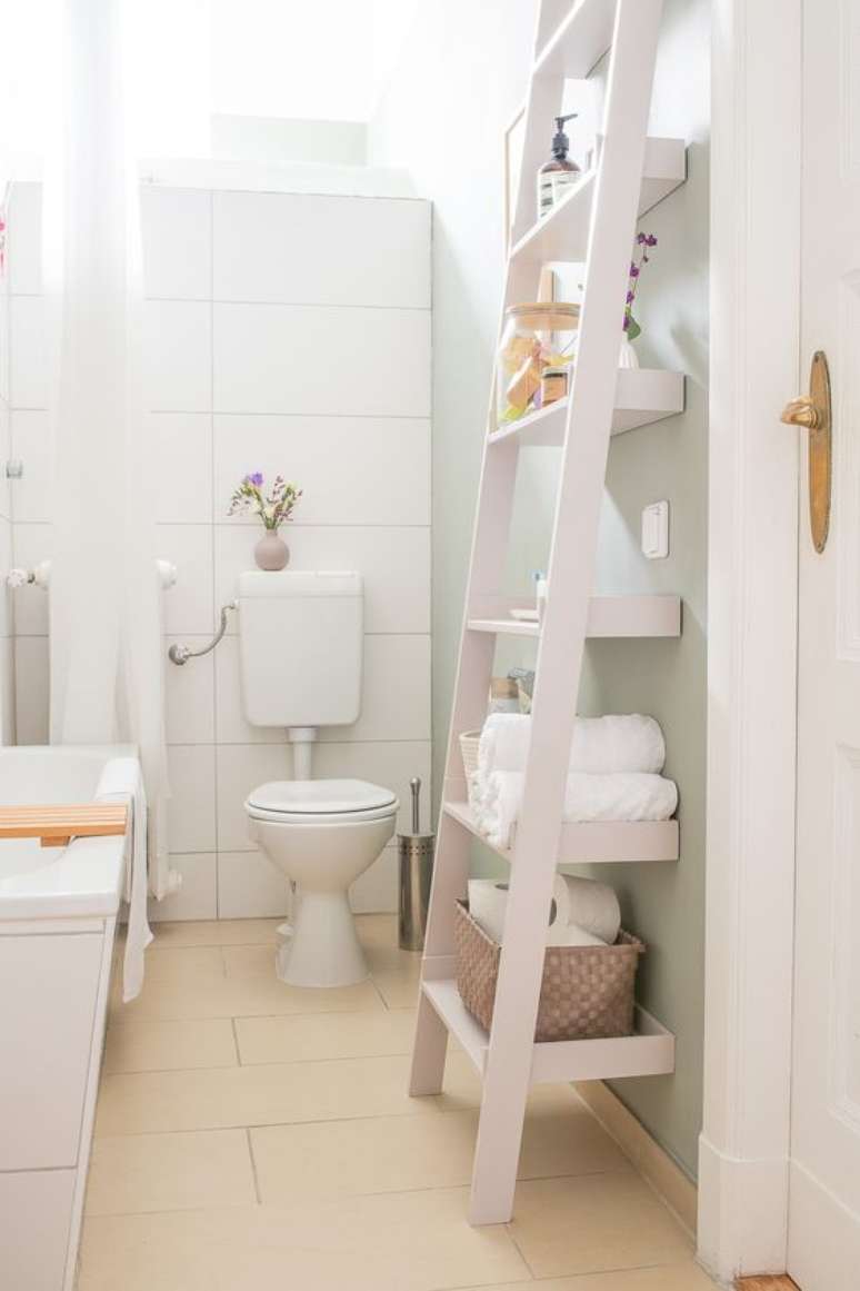 41. Estante cavalete branca para banheiro – Foto Litte House on the Corner