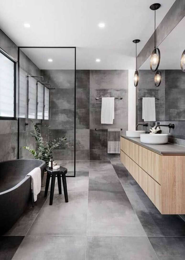 3. Ideias para banheiro cinza grande e moderno decorado com banheira de imersão e gabinete suspenso – Foto: Futurist Architecture