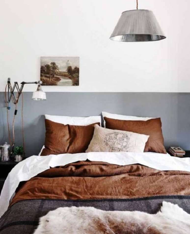 44. Modelo de quarto de casal marrom com cabeceira pintada em tom cinza. Fonte: Pinterest
