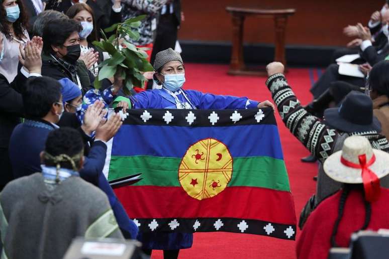 Elisa Loncón segura bandeira durante primeira sessão da Assembleia Constituinte do Chile
04/07/2021 REUTERS/Ivan Alvarado