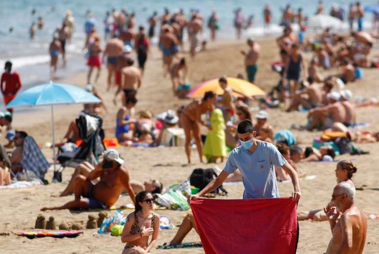 Praia em Las Canteras, em Las Palmas de Gran Canaria
31/5/2020 REUTERS/Borja Suarez