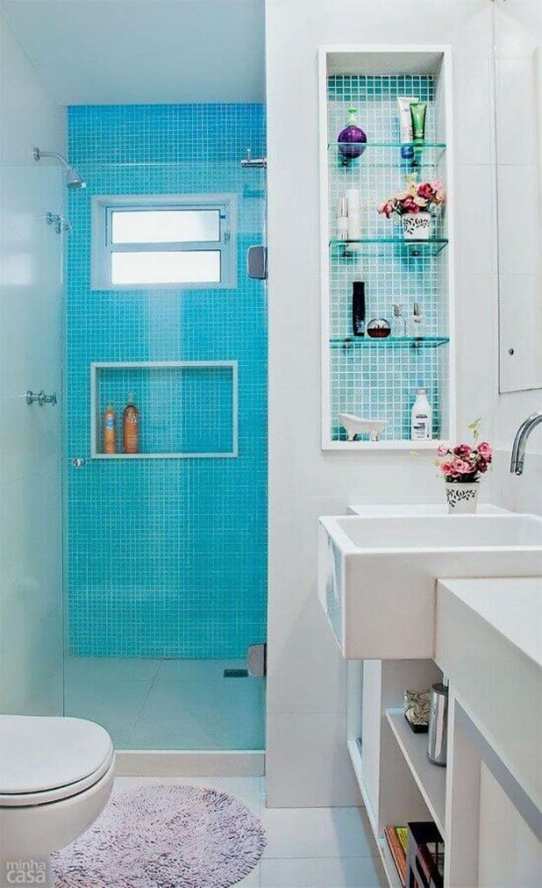42. Ideias para banheiro simples branco decorado com revestimento azul na área do box – Foto: Pinterest