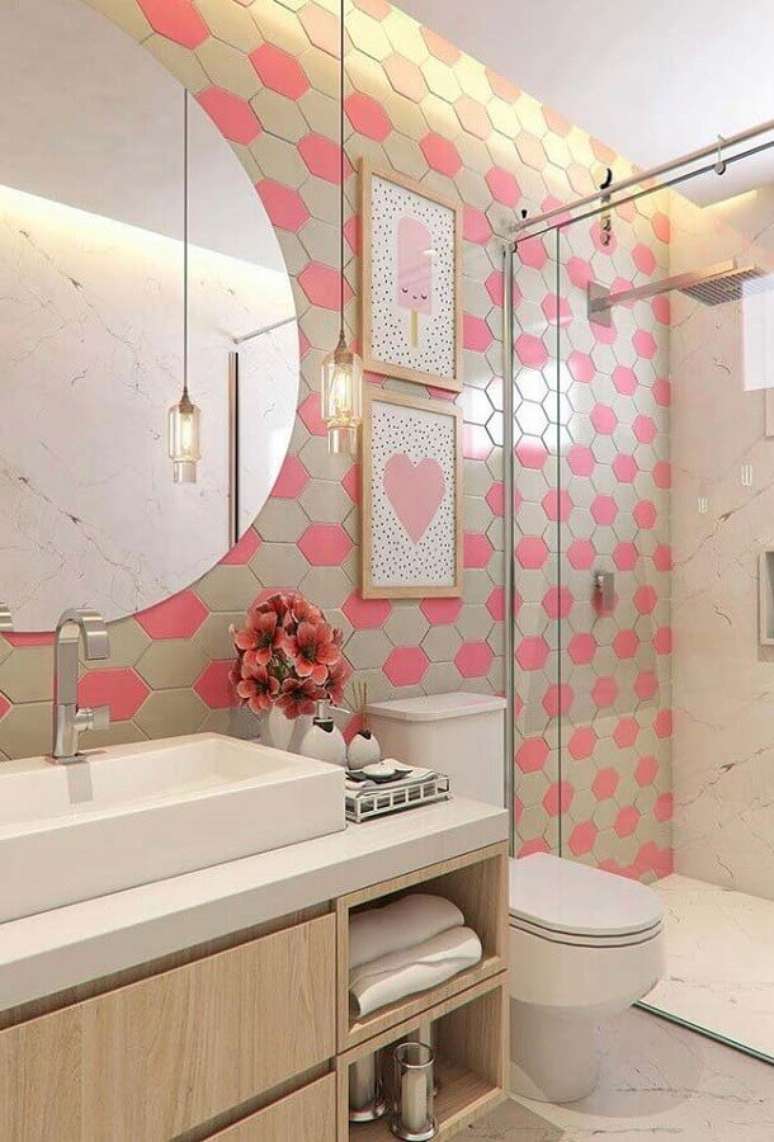 27. Ideias para banheiro decorado em cores claras com revestimento moderno rosa e bege – Foto: Pinterest