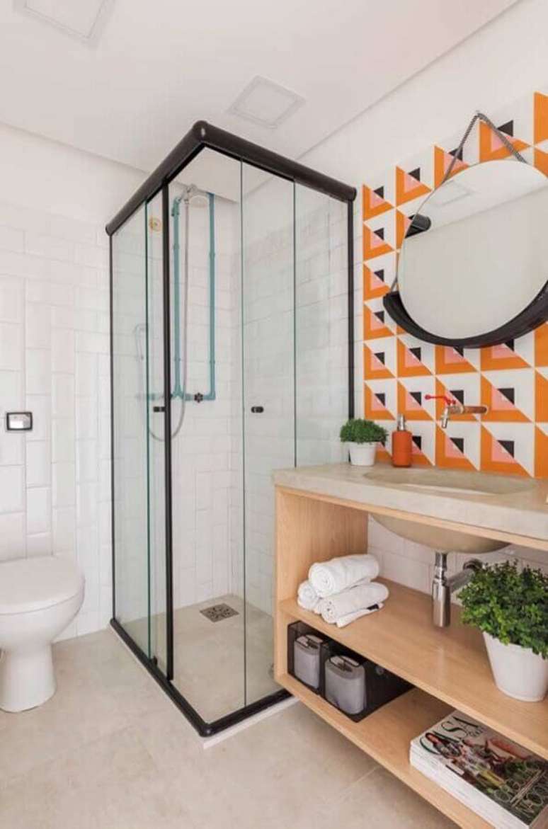 20. Ideias de revestimento para banheiro com espelho redondo e bancada de madeira clara – Foto: Archdaily