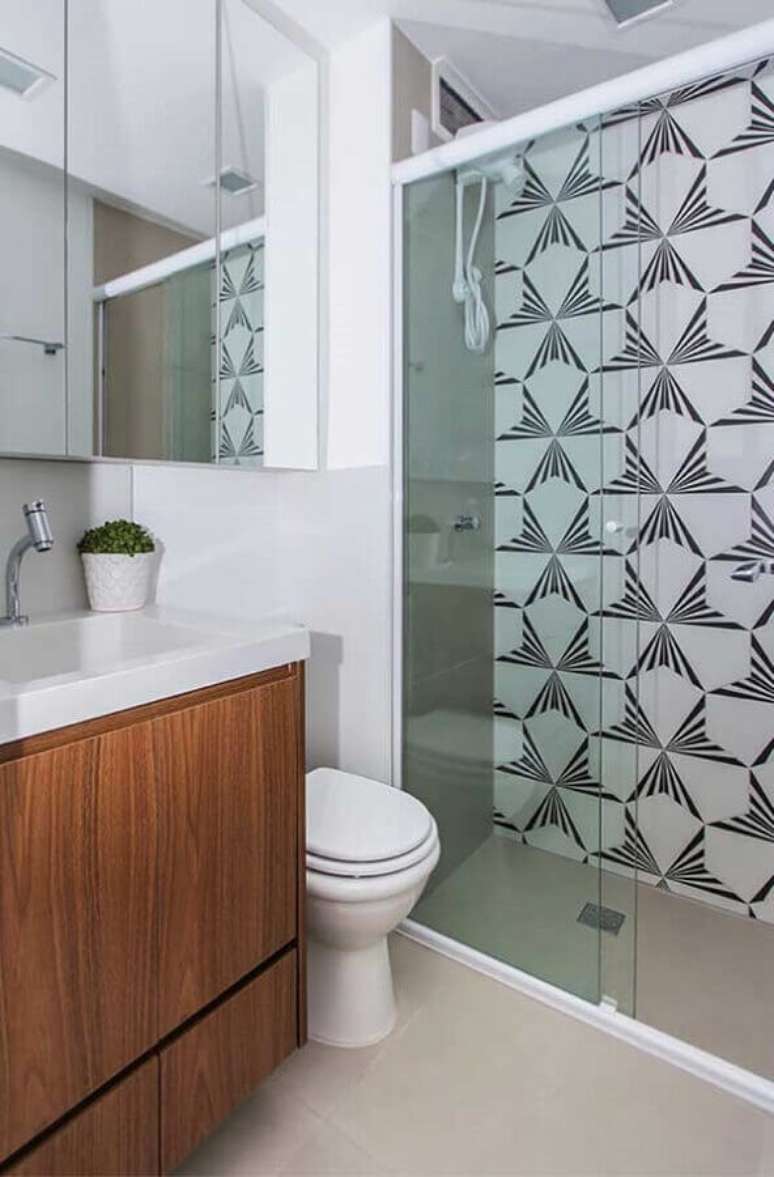 24. Ideias de revestimento para banheiro pequeno decorado com gabinete de madeira – Foto: Home Fashion Trend