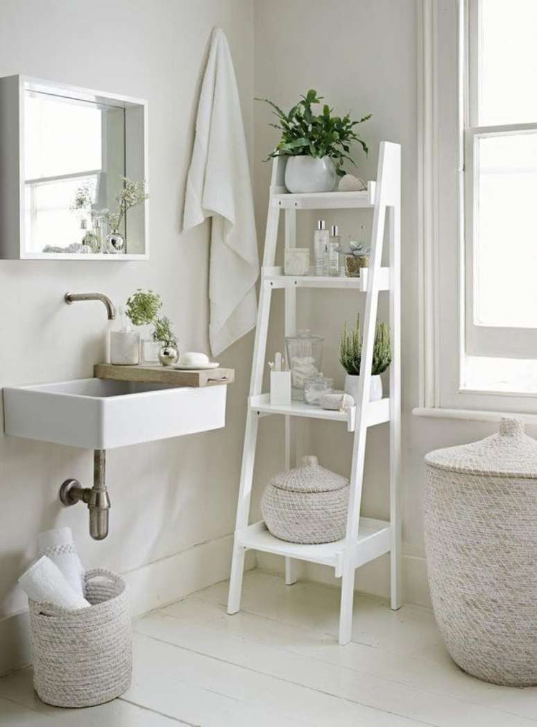 43. Estante cavalete branca para banheiro organizado – Foto Sassy Town House Living