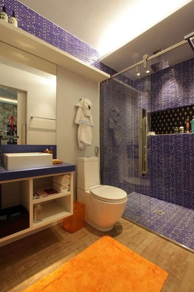 57. Ideias para decorar banheiro com pastilha azul – Foto: Pinterest