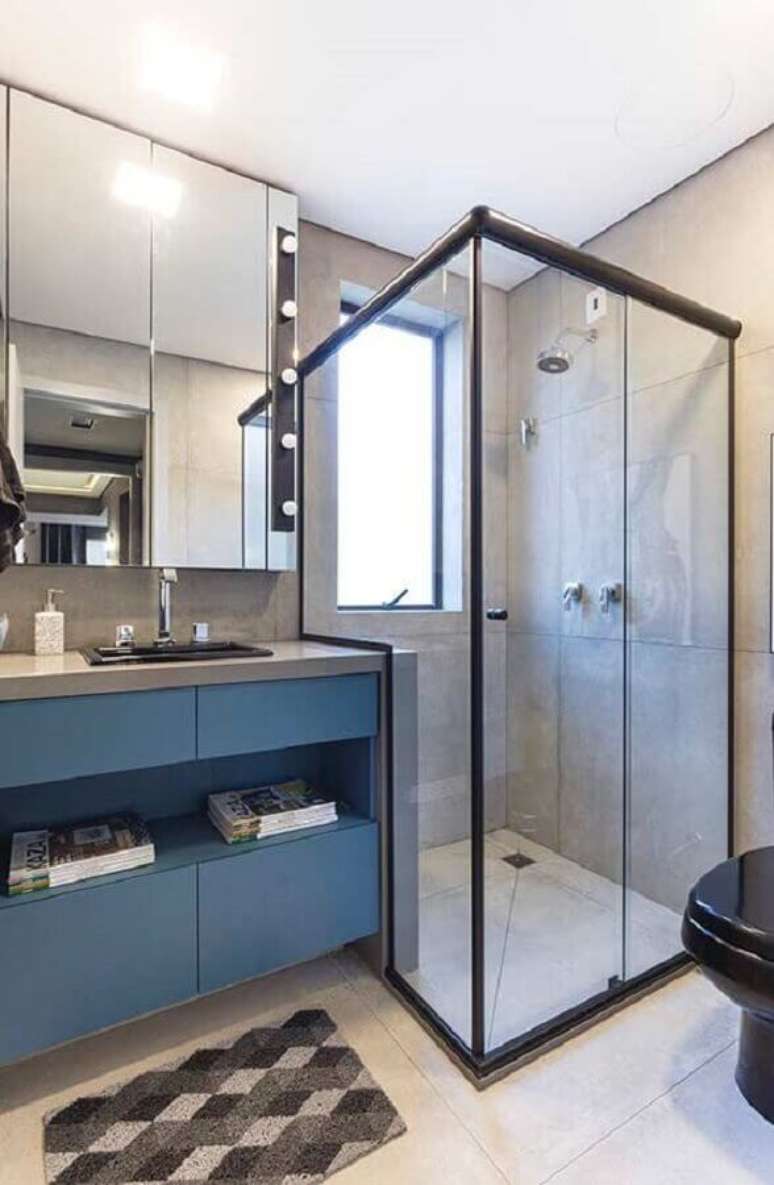 1. Ideias de decoração para banheiro azul e cinza claro com bancada planejada – Foto: Dcore Você