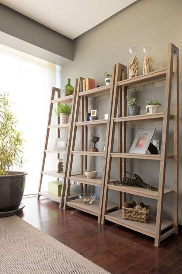 27. Sala decorada com estante cavalete &ndash; Foto Home Inspiration Ideas