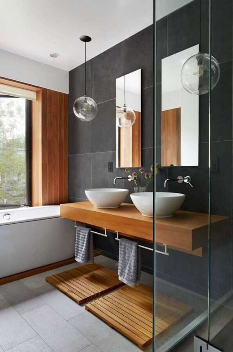 54. Ideias para banheiro moderno decorado com banheira de imersão e luminária de vidro redondo – Foto: Pinterest