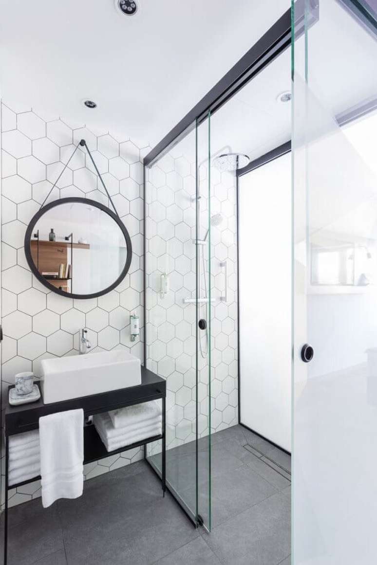 14. Ideias para banheiro minimalista preto e branco decorado com espelho redondo e revestimento hexagonal – Foto: Deavita