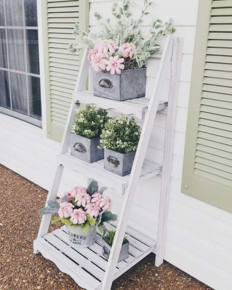 44. Estante cavalete branca para jardim decorado com flores – Foto Patio DIY