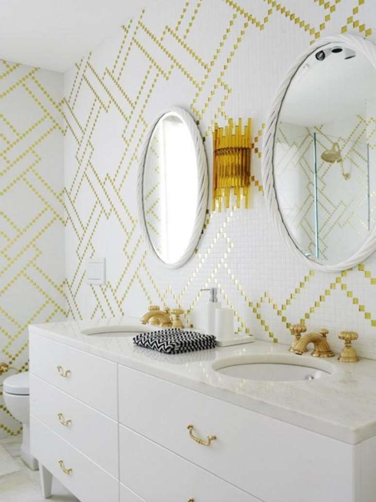 16. Ideias de espelhos para banheiro branco decorado com detalhes dourados – Foto: Architecture Art Designs