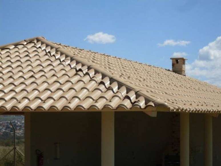 5. A telha colonial pvc é resistente e proporciona proteção acústica para sua casa – Por: Pinterest