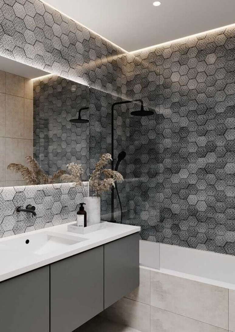 32. Ideias para banheiro moderno decorado com revestimento hexagonal cinza – Foto: Houzz