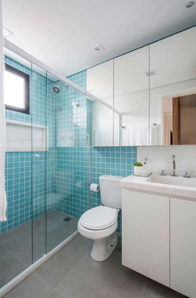 49. Ideias para banheiro simples decorado com revestimento azul – Foto: Pinterest