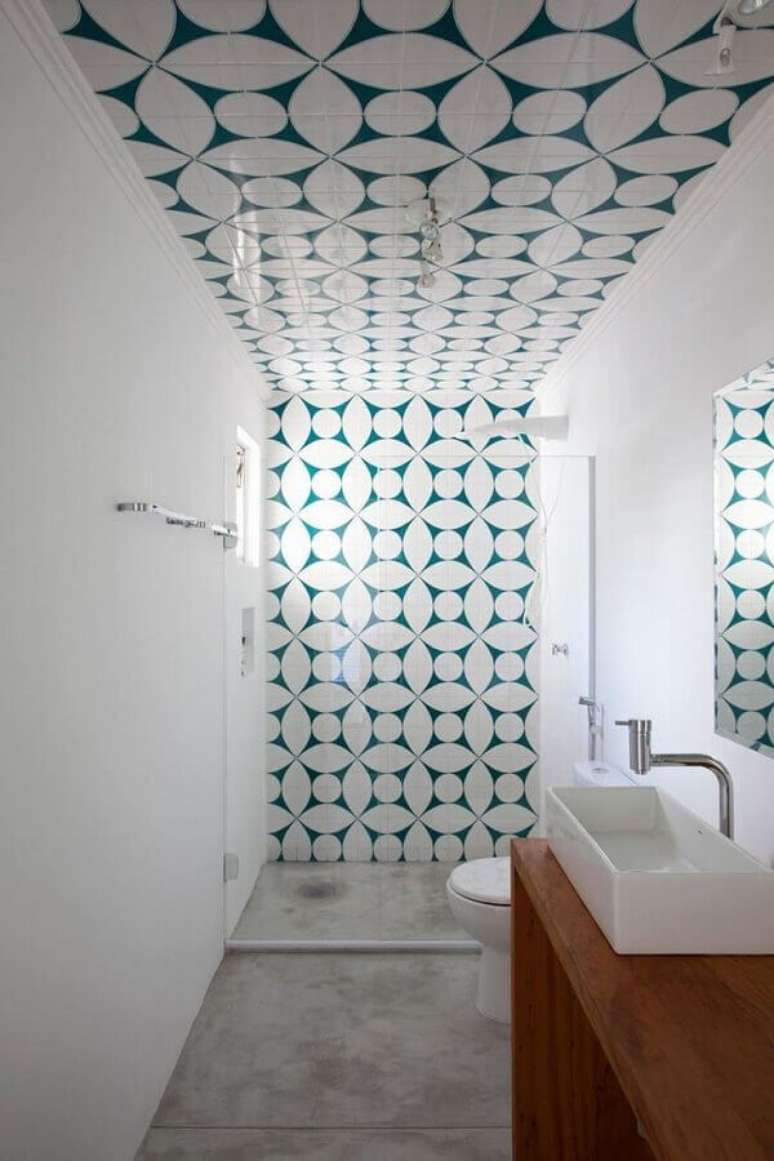 23. Ideias de revestimento para banheiro pequeno e simples decorado com bancada de madeira – Foto: Pinterest