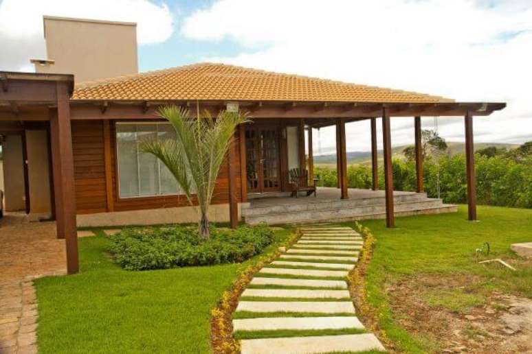 10. Use a casa com telha colonial para um jardim lindo e bem decorado – Por: Revista VD