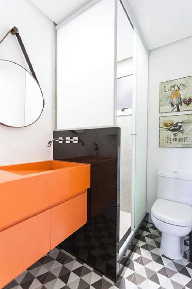 38. Ideias para banheiro pequeno preto e branco decorado com gabinete laranja – Foto: Casa de Valentina