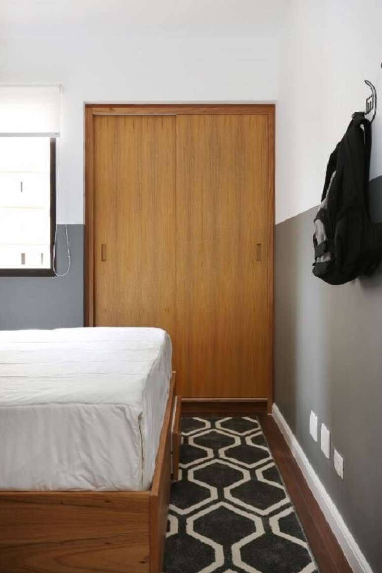 34. Quarto com móveis marrom: guarda roupa embutida feito em madeira otimiza o espaço do dormitório. Projeto de ACF Arquitetura