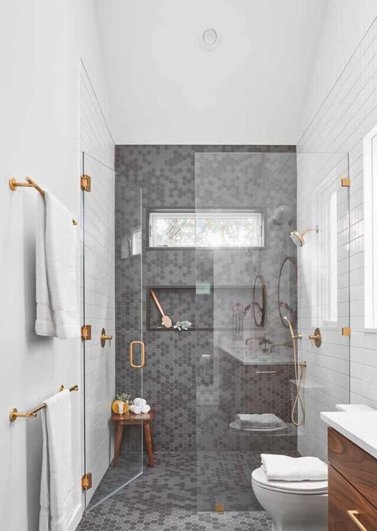 34. Ideias para banheiro pequeno cinza e branco decorado com revestimento hexagonal – Foto: Pinterest