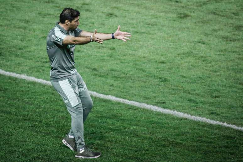 O técnico Abel Ferreira pode voltar a comandar o Palmeiras neste domingo