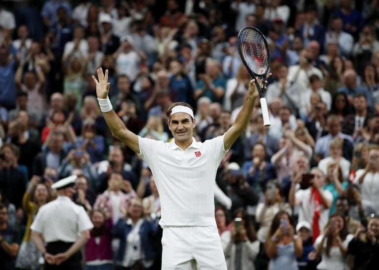 Federer comemora a vitória que conquistou nesta segunda-feira em Wimbledon