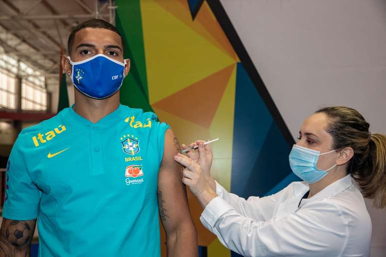 Diego Carlos recebe vacina contra a covid na sede do Comitê Paralímpico Brasileiro Reprodução/@cbf/Alê Cabral/CPB