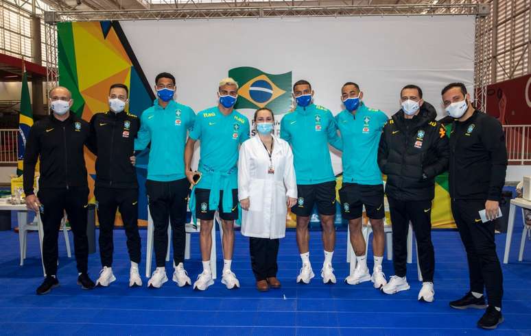 Na sede do Comitê Paralímpico Brasileiro, jogadores da seleção brasileira que foram vacinados contra a covid Reprodução/@cbf/Alê Cabral/CPB