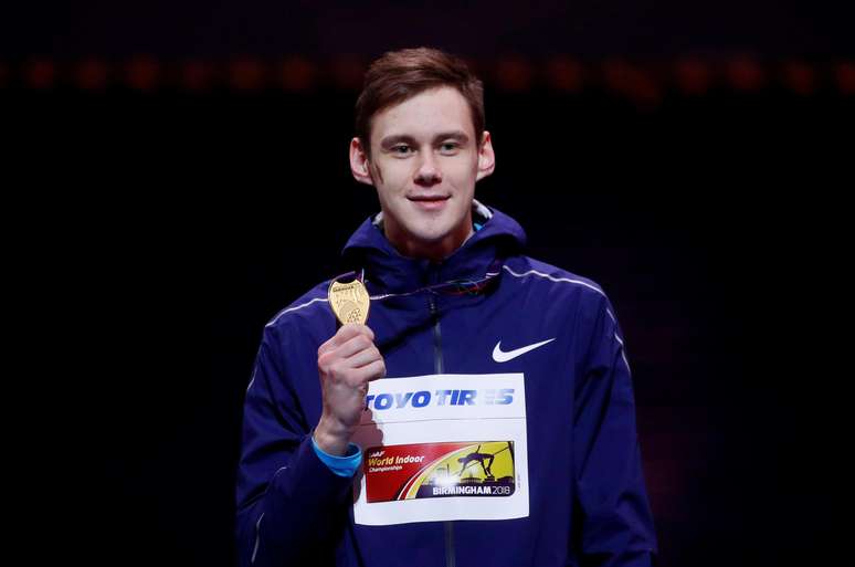 Danil Lysenko exibe a medalha de ouro que conquistou no Mundial Indoor de 2018