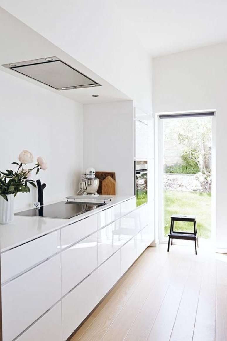 37. Cozinha branca e pequena de silestone branco – Foto Camila Resende