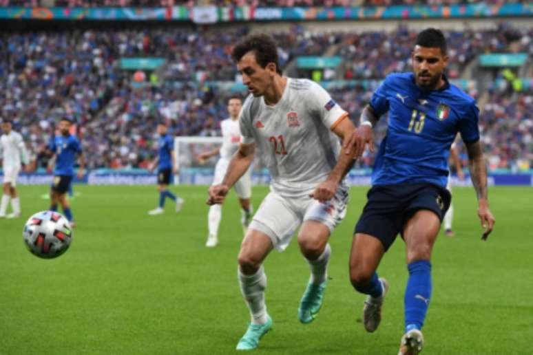 Emerson Palmieri fez grande primeiro tempo pela seleção italiana (Foto: ANDY RAIN / POOL / AFP)