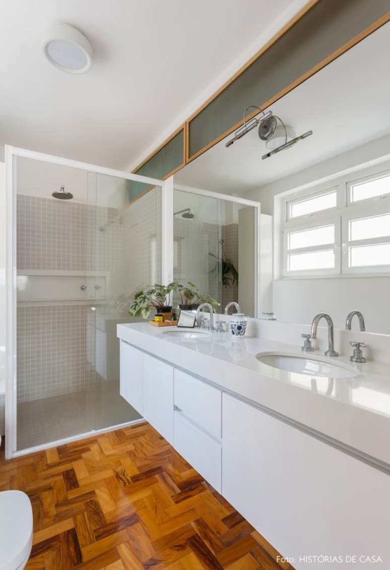 2. Banheiro moderno com silestone branco na pia – Foto Histórias de Casa